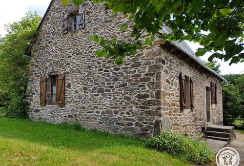 The cottage is composed of: On the ground floor: A living room with fitted...