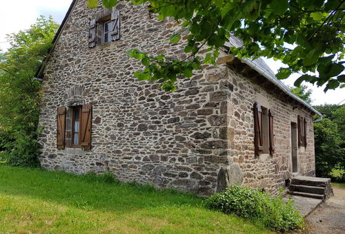 The cottage is composed of: On the ground floor: A living room with fitted...