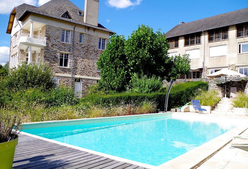 In the heart of Corrèze, overlooking the Vézère Valley, very large house...