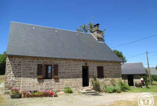 living room with kitchenette, microwave, lounge area, 2 shower rooms, 2...