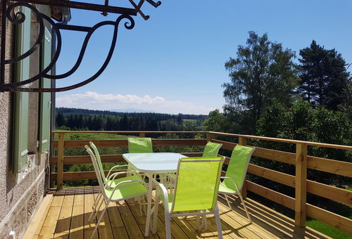 The house consists of a living room, dining room with a bar and a kitchen...