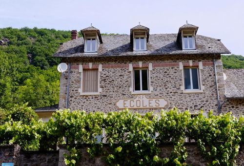 Gîtes in an independent house, located on the banks of the Dordogne, 9 km...