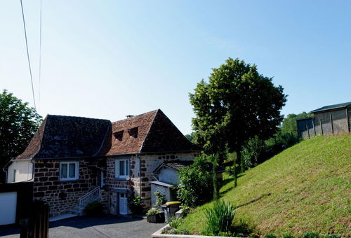 Pretty little house in southern Corrèze with splendid view over the valley -...