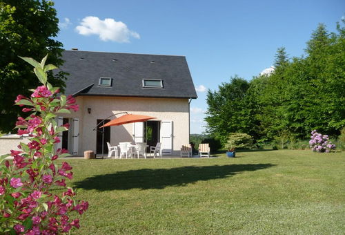The house consists of a kitchen, a large living room with sitting area, 3...