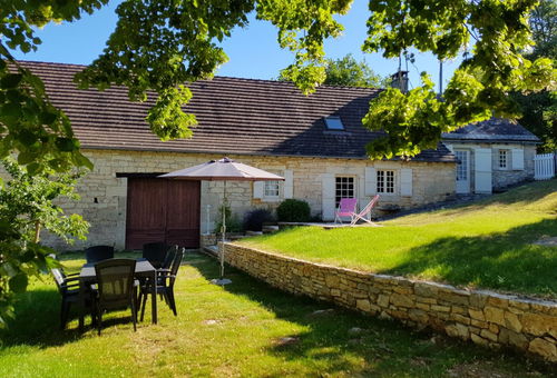 Large living room with kitchenette, library, semi-fenced grounds...