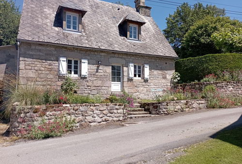 The cottage is composed of: On the ground floor: a fitted and equipped...