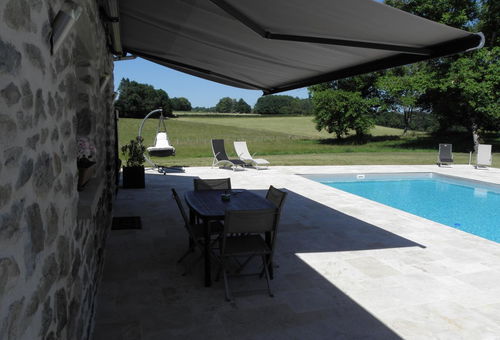 This old and charming 45m2 sheepfold, nicely renovated, is composed of: On...