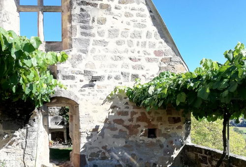 Old house with character and all mod cons, located opposite the Halle Jean...