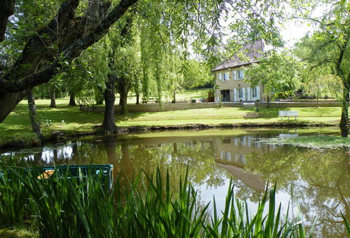 Gîte on the ground floor of the owners&#39; house with an entrance...