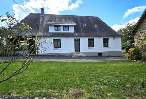 This cottage is located equidistant between Limoges and Brive, easily...