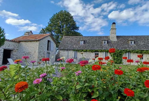 Charming house located in the heart of the Corrèze countryside offering peace...