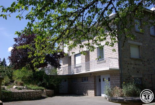Venez découvrir cette jolie maison en pierre de taille avec balcon et...