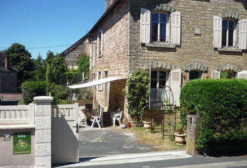 Fitted kitchen, living room lounge area, microwave, freezer,...