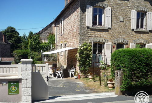 Fitted kitchen, living room lounge area, microwave, freezer,...