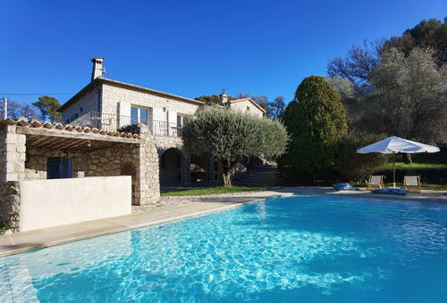 Voici une magnifique maison pour vos vacances au soleil. La villa bâtie sur...