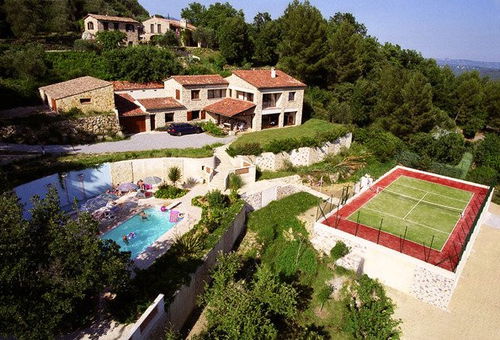 Sur la commune du Tignet, à 9km de Grasse et à 20 km des plages de Cannes,...