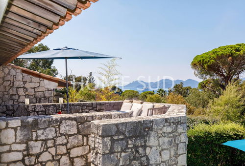 Just 2.4 km from the Croisette and the beaches, you’ll discover a charming...