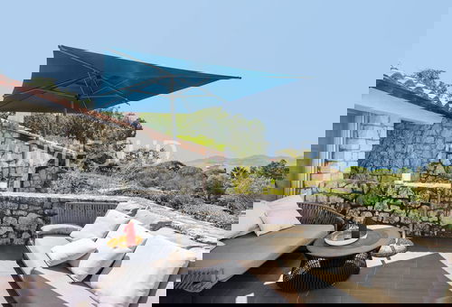 
À seulement 2,4 km de la Croisette et des plages, vous découvrez une villa...