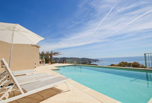 Voici une splendide villa pour vos vacances au bord de la mer. Vous êtes à 20...