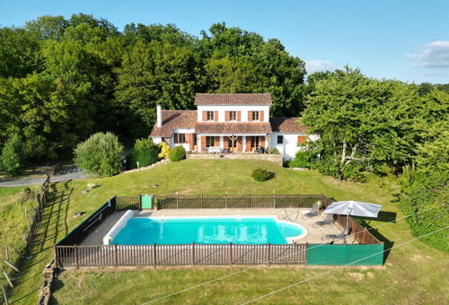 House for 8 people with swimming pool and a view of the Périgord...