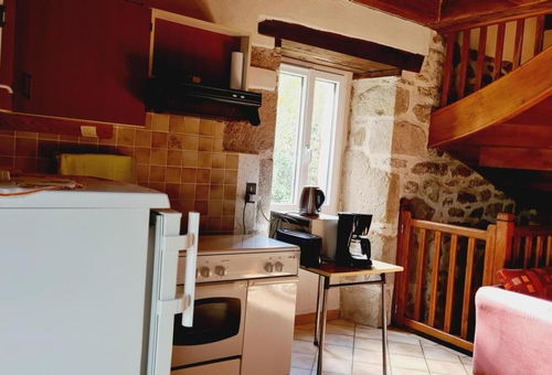 Dieses hübsche alte Steinhaus (im Jahr 1800 eingraviert) mit...