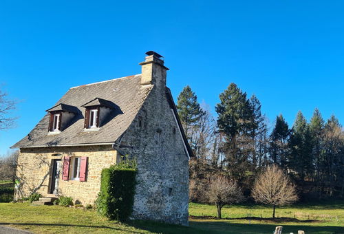 Cette jolie maisonnette  en pierres, ancienne (gravée de 1800) avec son...