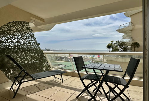 High-end sea-facing studio in the grand hotel district