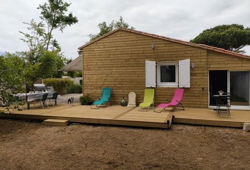 Pretty single-storey villa with garden