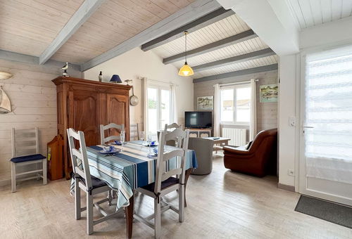 Pretty single-storey villa with garden