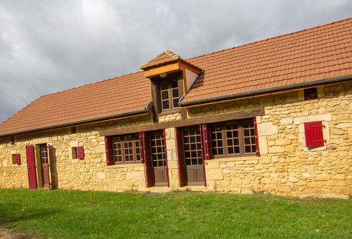 In the heart of the Dordogne Valley and close to Sarlat. -...