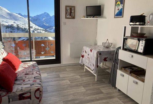 Residence located in the Eclose district, close to shops and the Alpe...