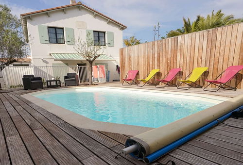 Villa with swimming pool close to the cycle paths