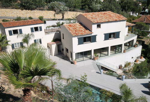 Laissez-vous séduire par l’élégance et la vue à couper le souffle d’une villa...