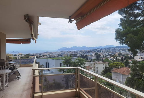 This magnificent terrace with splendid sea view is ideal for your holidays!