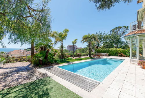 Belle epoque 280 sqm property in a quiet area and only a ten- minute walk...