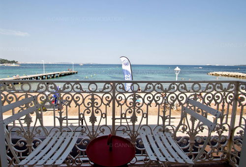 This is a unique villa facing the sea in the heart of Cannes, in the very...