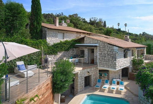 In the heart of Cannes, 2km from the famous Croisette and its beaches, in a...