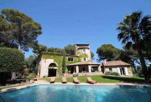 On the Commune of Mougins, in the heights of Cannes 5 km from the Palais des...