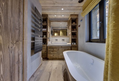 VAL D ISERE - CHALET 2 Located in the old village of Val d&#39;Isère, 150m...