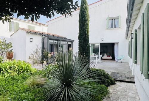 Come and relax with family or friends in this charming stone-walled house in...
