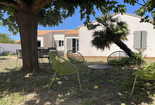Come and recharge your batteries in this house near the ocean!