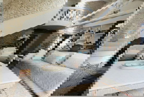 Come and recharge your batteries in this spacious, charming residence!