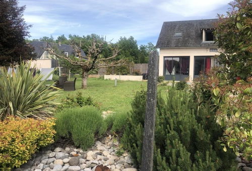 Gîte with a spacious and very bright living room thanks to large windows...