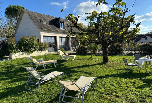 Gîte disposant d'un séjour spacieux et très lumineux grâce à de grandes baies...