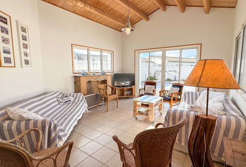 Beautiful family house with swimming pool, parking