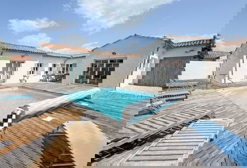 Beautiful family house with swimming pool, parking