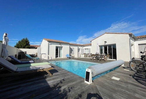 Beautiful family house with swimming pool, parking
