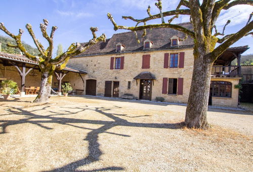 You will be pleasantly surprised by this house and its adjoining park....