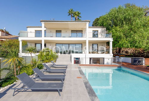 In Antibes, 12 km from Cannes, magnificent modern villa located in a...