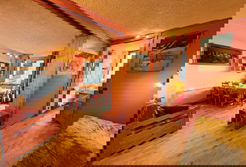 Apartment in the centre of the resort, ski-in/ski-out. Very sunny. Classified...